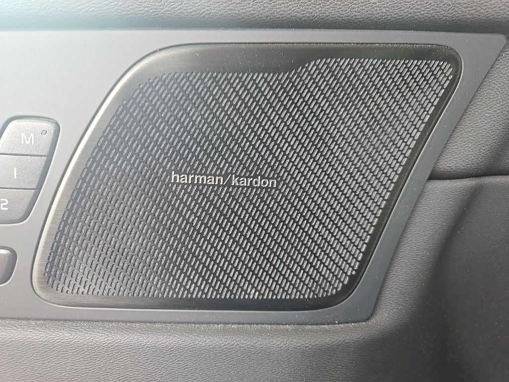 2023 Volvo XC60 Recharge Plug-In Hybrid Ultimate DARK THEME